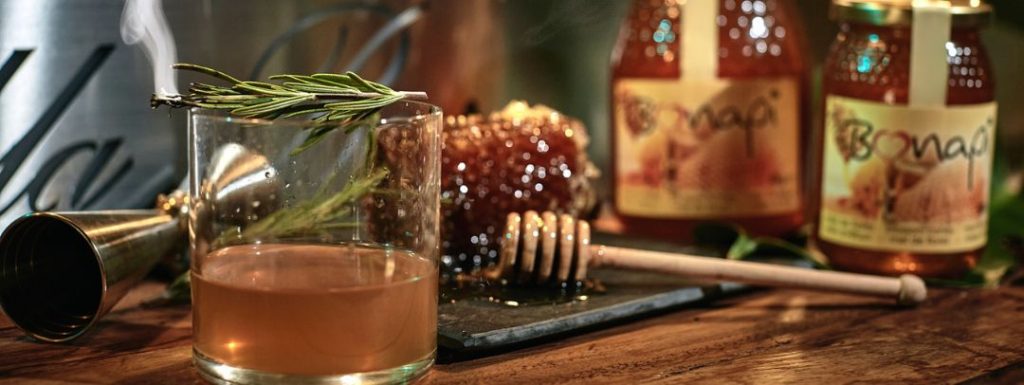 Cocteles con miel para el buen tiempo_ Whisky con Ginger Ale y miel